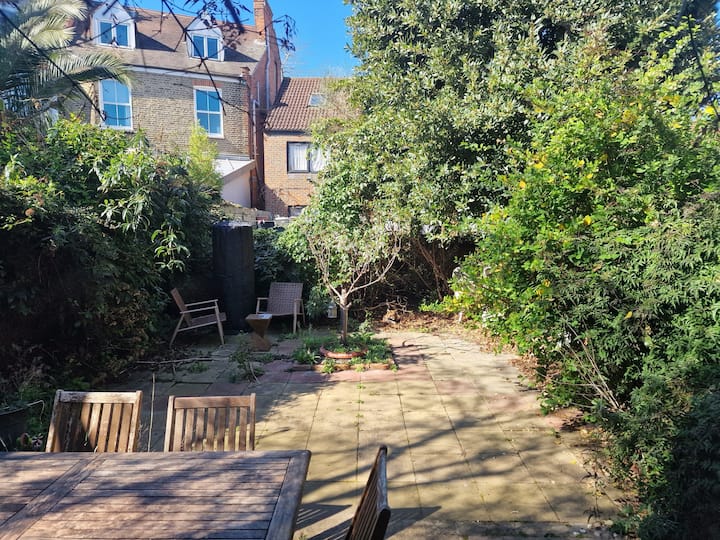 London House With Garden & Parking - Whitehall