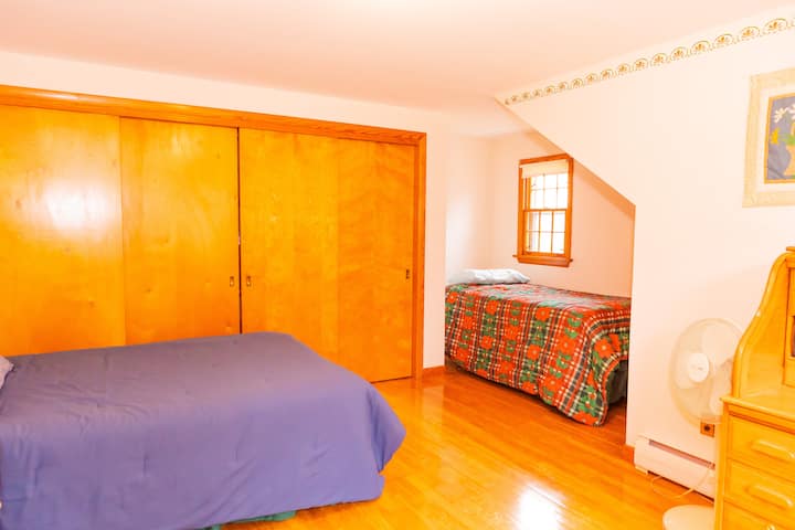 غرفة نوم في الطابق العلوي.  سرير كبير. توأم واحد.  
يتسع لثلاثة أشخاص. 