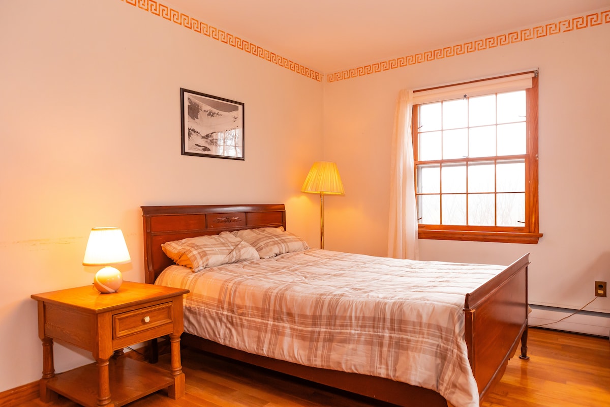 楼下卧室。标准双人床。可睡两人 