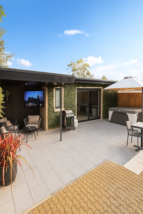 Luxury studio with HOT TUB and Stunning Gardens