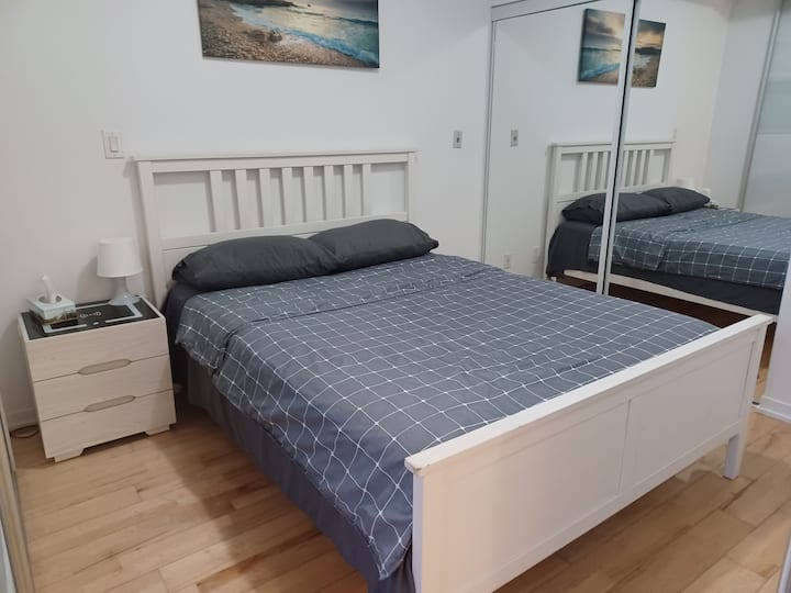 Cama queen en un dormitorio de tamaño cómodo