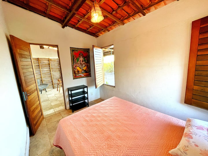 Chumba kilicho nje ya nyumba, kiko karibu na caramanchão, kilicho na hewa safi sana.