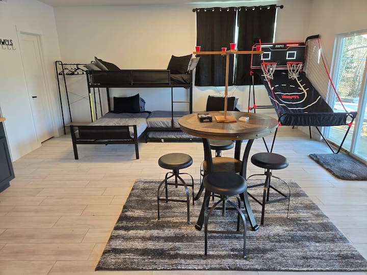 Game Room: Quadruple Bunks, ESPN Basketball, HD Television (XBox ready), downstairs Full bathroom and Washer/Dryer room. Oh, and another Wine,,, errr Drink refrigerator for the kids ;) (I suppose adult beverages could be supervised here too...)