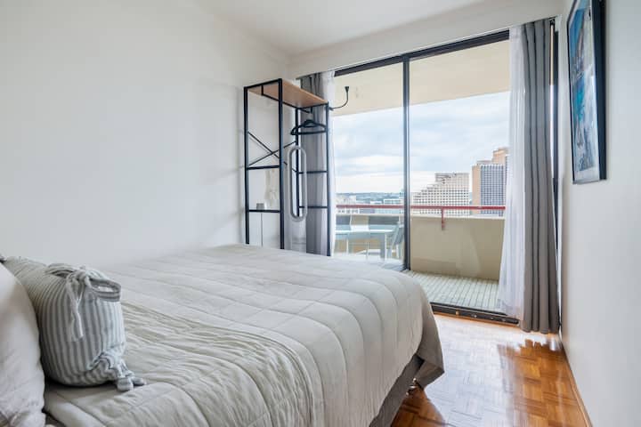 Vous profiterez de belles vues tous les jours, avec beaucoup de lumière naturelle quand vous le souhaitez et la possibilité de garder le logement plus sombre également. L'air frais et l'atmosphère paisible rendent l'endroit incroyablement relaxant, et les levers de soleil sont vraiment magnifiques…
