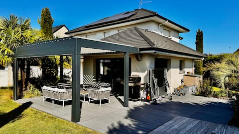 Architect-designed house near Paris and Versailles