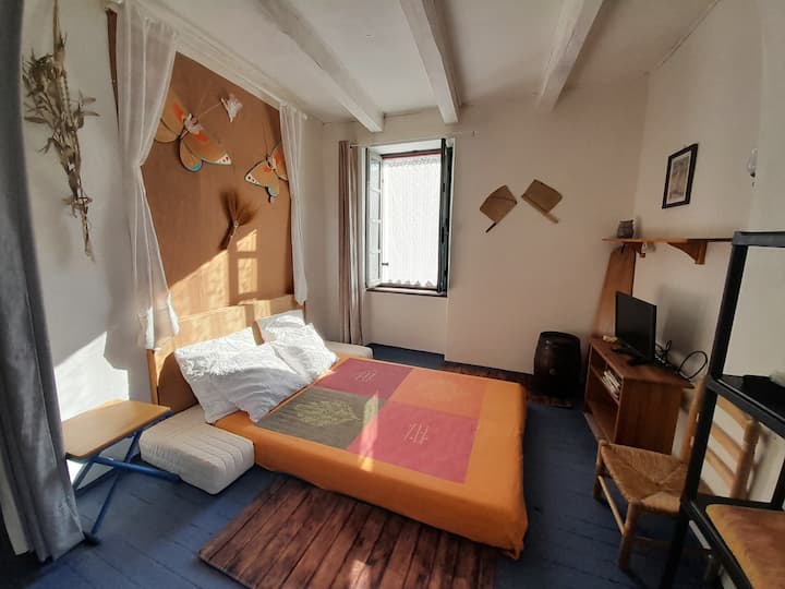 Sofa katika sentimita 140 x 190, godoro nene lililotumika kidogo. Chumba cha kulala kilichoondolewa ukuta ili kuunda sehemu ya ziada ya kupumzika inayoelekea kwenye baraza na bustani. Mapazia ya kutenganisha kwa ajili ya faragha na vyandarua vya mbu. Dirisha Mashariki.