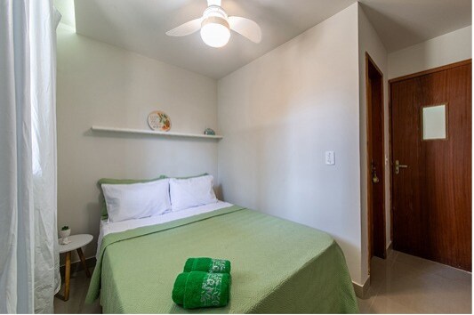 брачен кревет, ортопедски душек. Перници од влакна, прекривка за кревет и една крпа за бањање по гостин. 
тавански вентилатор. 