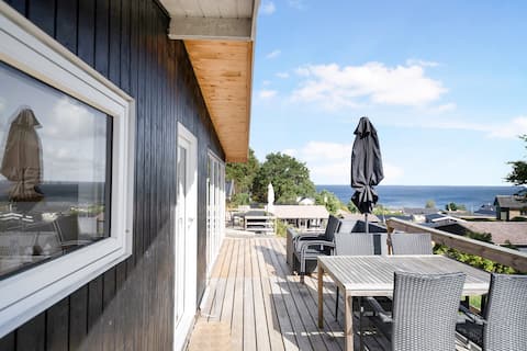 Beautifully situated summer house with sea view