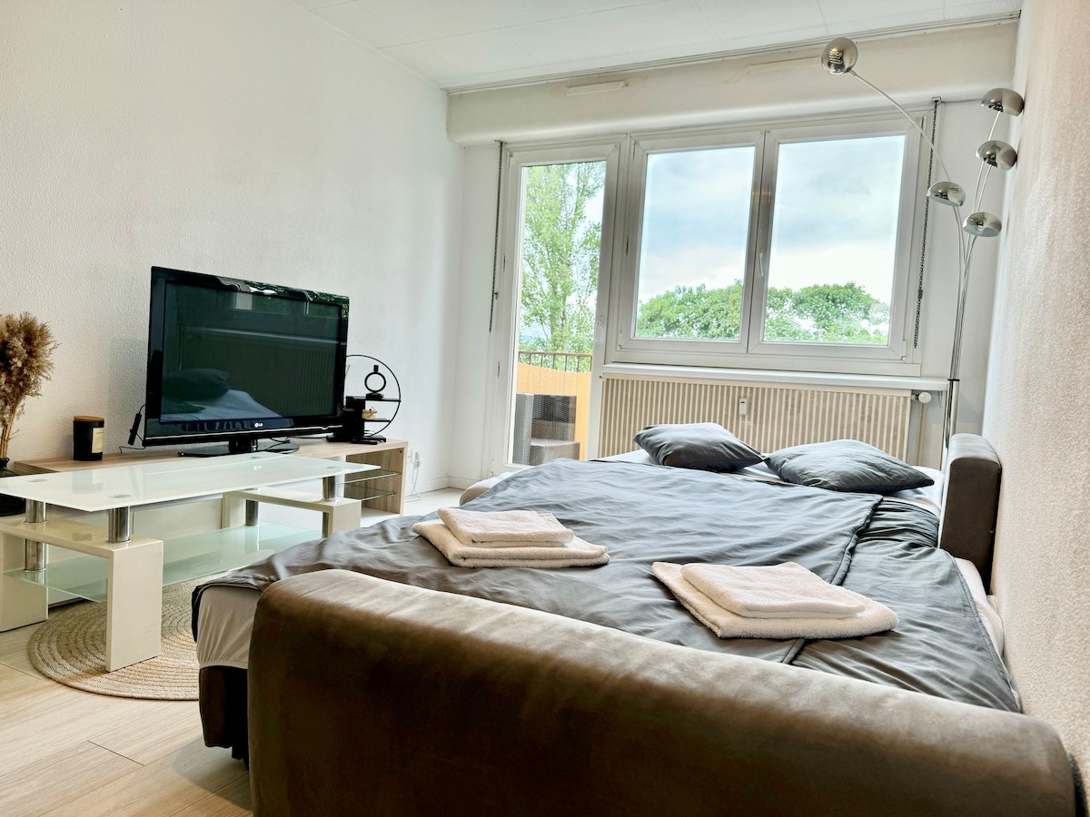 Каучот се претвора во кревет.