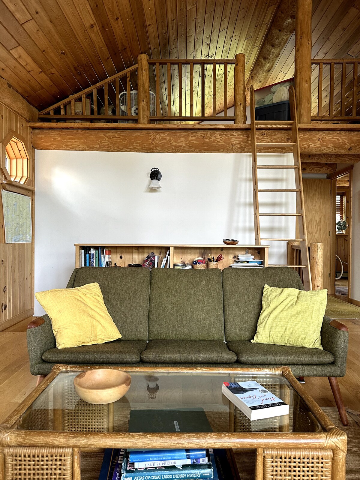 这间卧室位于阁楼，只能从高架梯进入。 （不建议幼儿入住）