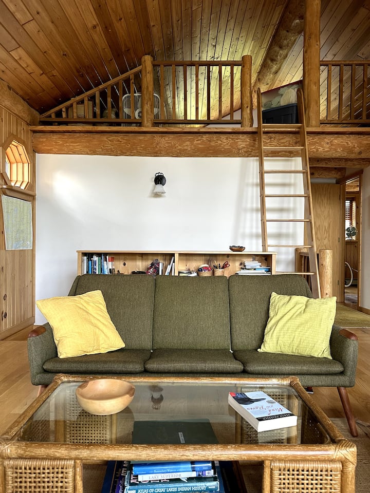 Ova se spavaća soba nalazi u potkrovlju i do nje se može doći samo ljestvama. (Nije preporučljivo za malu djecu)