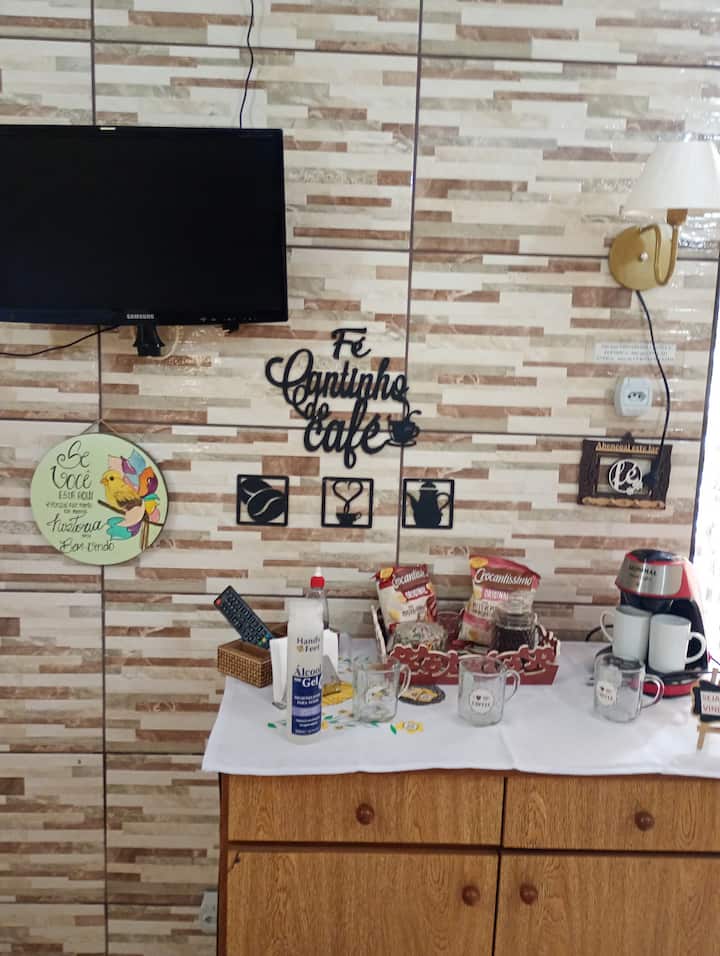 kona ya kahawa, unga wa kutengeneza kahawa, sukari, kitamu,toast au biskuti  kila wakati na pampering kwa wageni wetu ambayo ni ya kipekee sana!