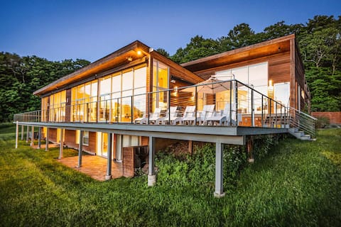 Roxbury Villa with Mountain Views, Hot Tub & Sauna