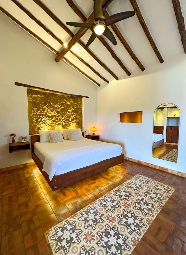 Picasso: It is our main room with king bed, closet, full body mirror, ceiling fan with remote control, 70'' SMART TV with sound bar and private bathroom.