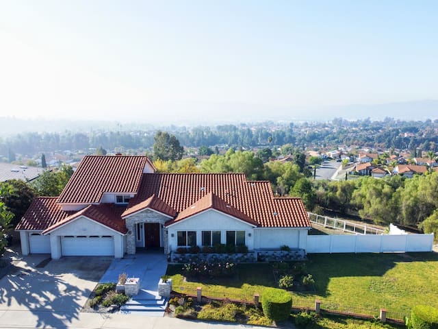 Huge Villa 2 Master Suites 5Bedrm/4Bath View Pool