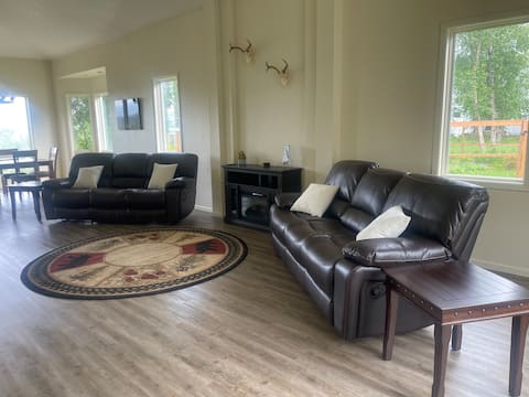 Top Airbnb: 7300 sq. ft. property on the Kenai River. in Soldotna