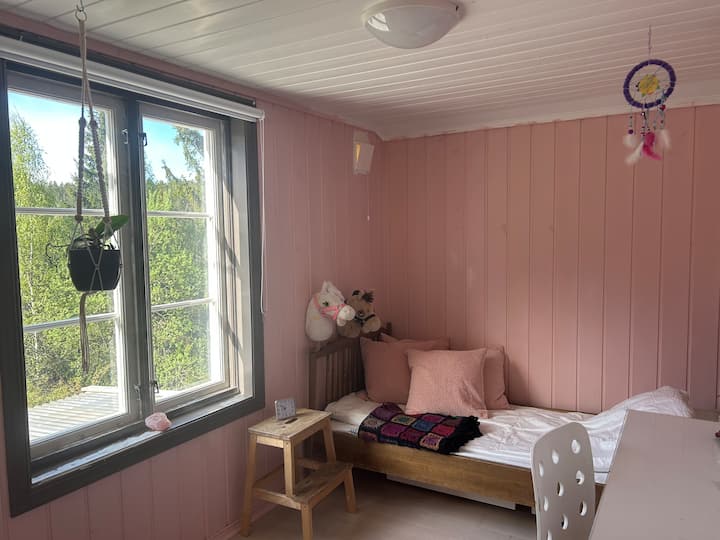 Dormitorio espacioso con una vista encantadora. Cama individual, marco de 90 cm, colchón de 2024, con cubrecolchón.