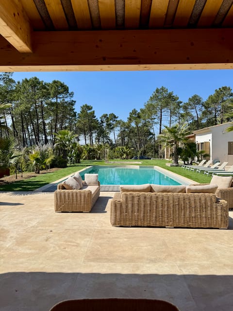 Provencal villa in the heart of the pine forest
