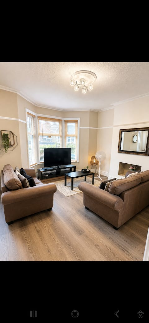 Successful Airbnb property: Cardiff 3-Bed Apartment with Private Roof Terrace in Roath
