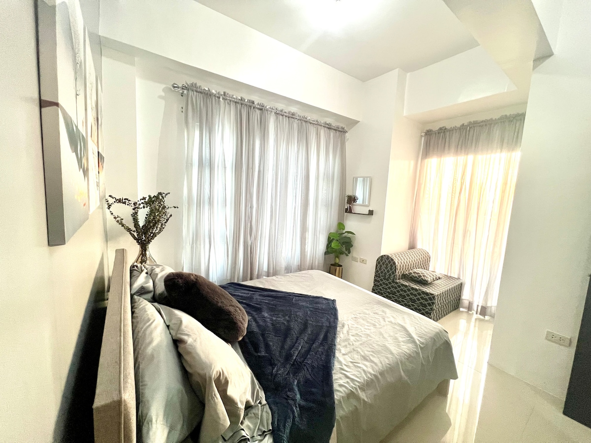 Dhomë gjumi kryesore me krevat dopio "Queen" dhe divan.