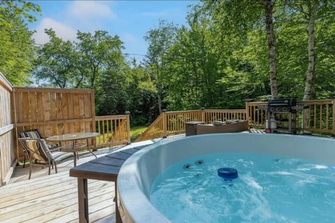Top Airbnb: Lakefront tinyhome Chester Grant with hot tub in Chester