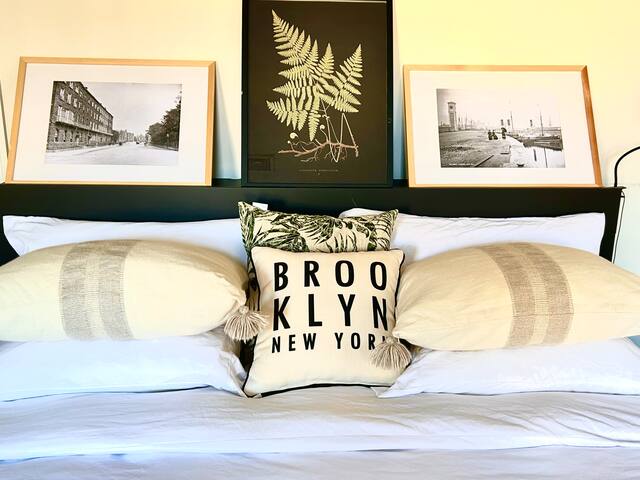 Luxurious Huge Townhouse | King Beds | 5 Subways gallery image 5