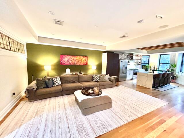 Luxurious Huge Townhouse | King Beds | 5 Subways gallery image 4