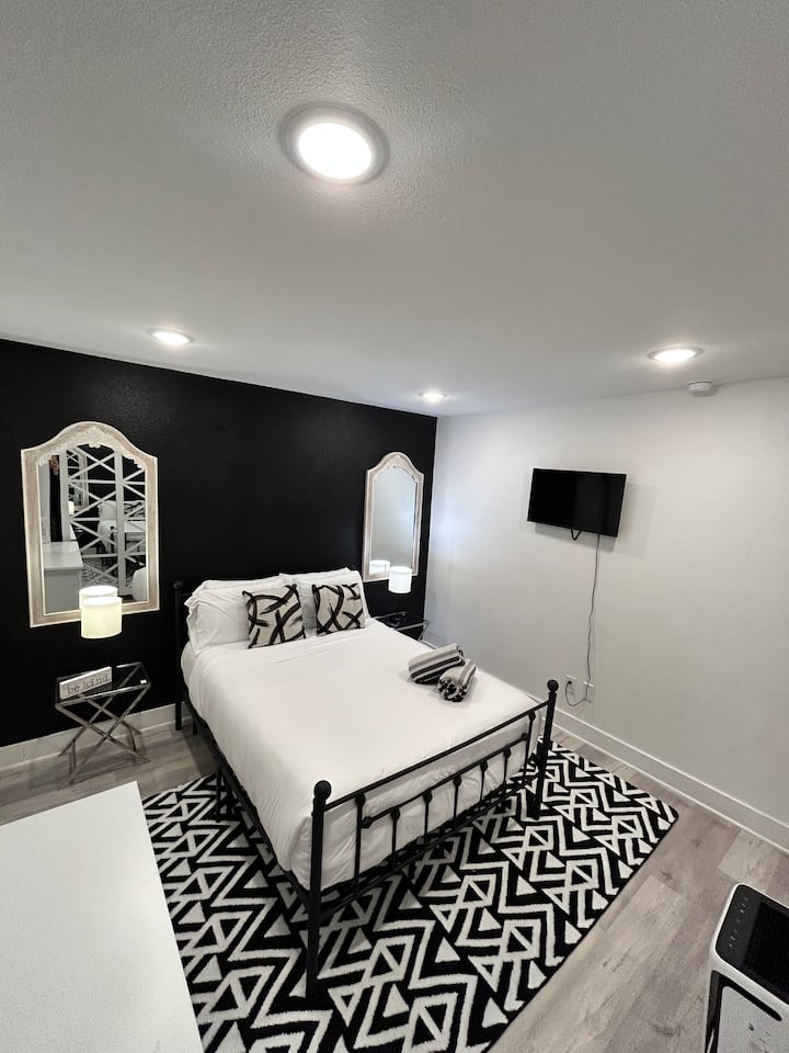 El dormitorio ofrece un refugio tranquilo donde puedes relajarte y rejuvenecer con comodidad y estilo.