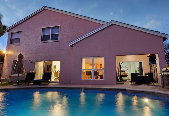 LUXE Resort: HR Stadium~W/Mini Beach~Pool~King Bed