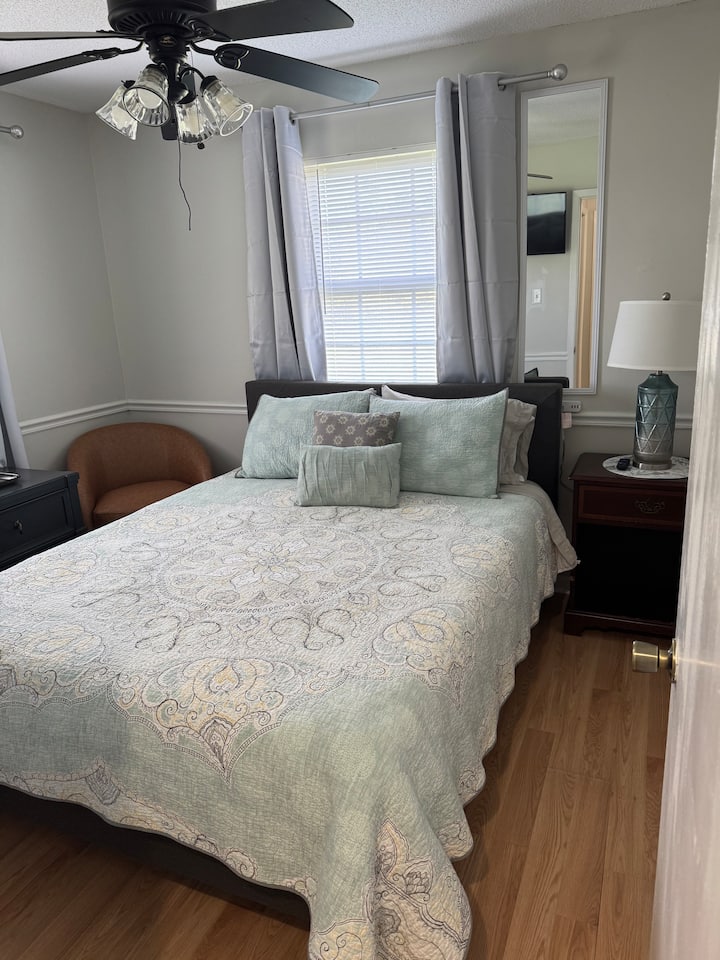 Მეორე საძინებელში არის კომფორტული სკამი და ჭერის ვენტილატორი. 