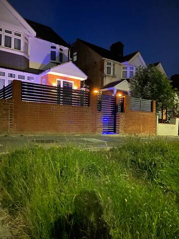 Lux Villa 3 En-suite Bedrooms Wembley Stadium 5KM gallery image 3