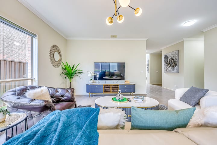9bed 5-bathroom Luxe Family House Double Storey - Point Cook