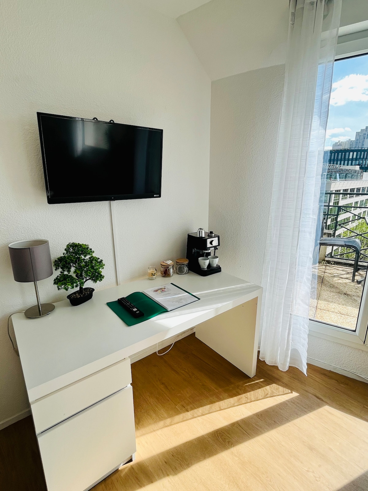 Top performing Airbnb: At Eléonore & Pierro's: 2 rooms with terrace in Issy Les Moulineaux