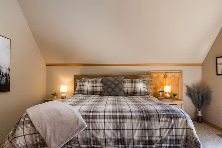 El dormitorio principal está ubicado en el último piso de la casa, con cama tamaño king y baño en suite.