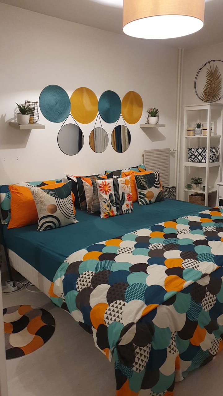 سرير كبير الحجم يتسع لـ 3 أشخاص، مقاسه 2 متر × 2 متر، سرير كبير جدًا.