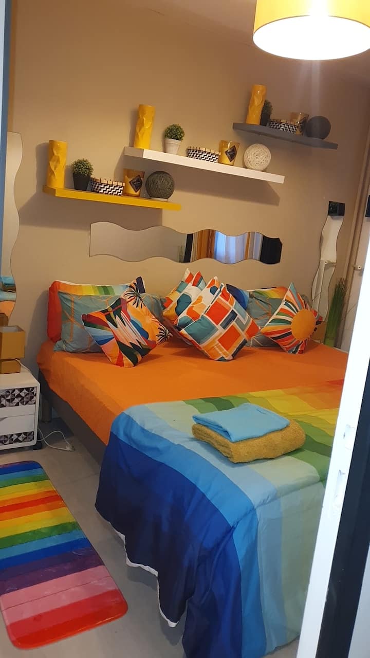 سرير بحجم كينج يتسع لنوم 3 أشخاص، 2 متر × 2 متر. سرير كبير جدًا.