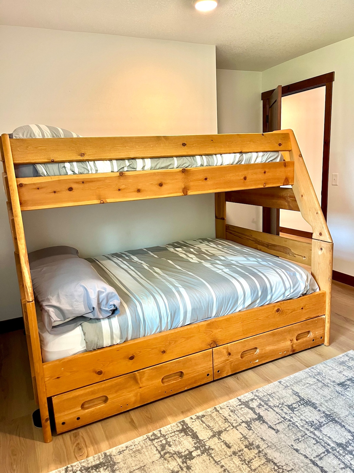 Двойка, пълна, с въртележка отдолу. Просто издърпайте леглото отдолу! 