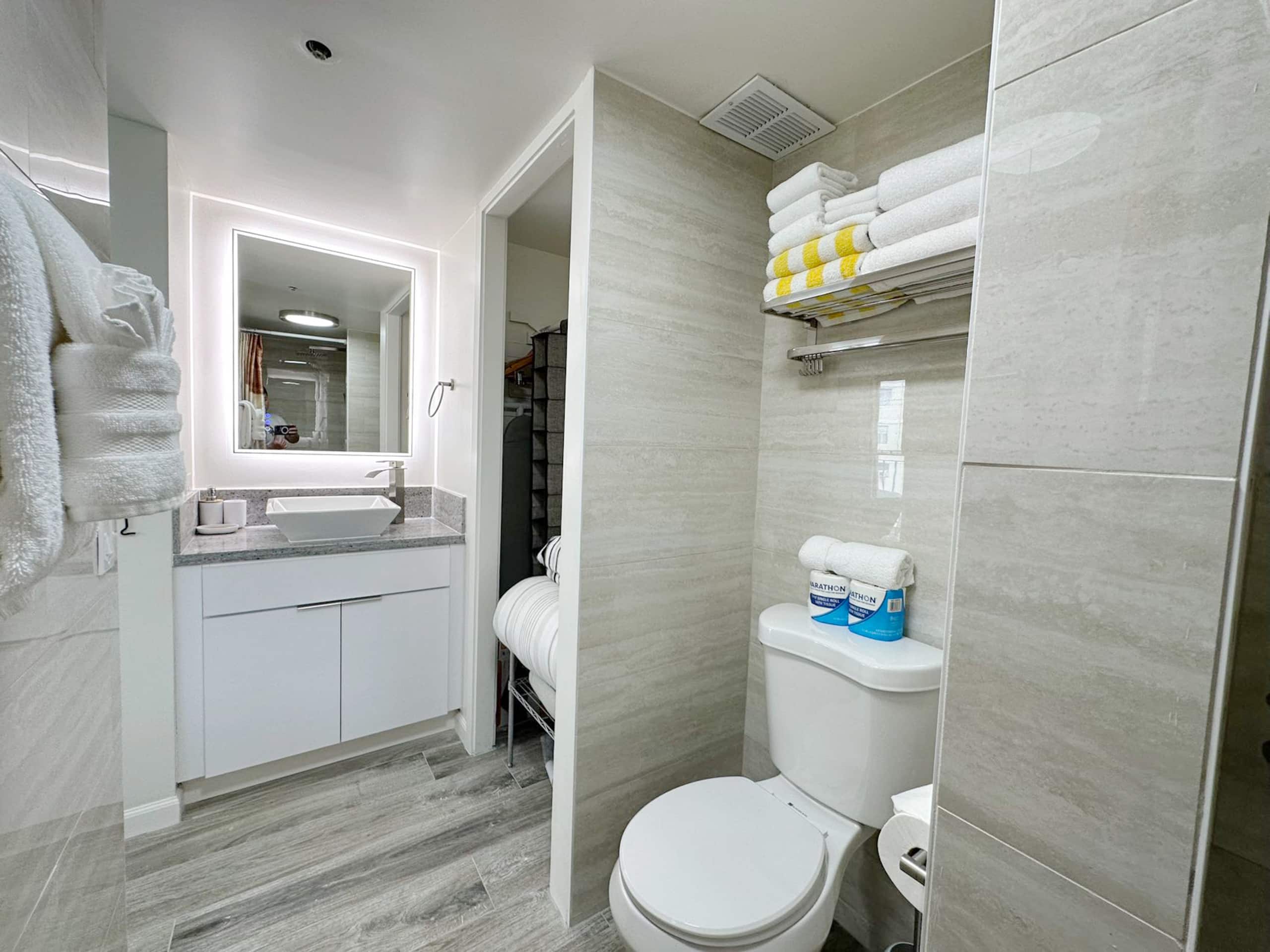 Condo in Honolulu · ★4.76 · Studio · 2 beds · 1 bath - Image 12