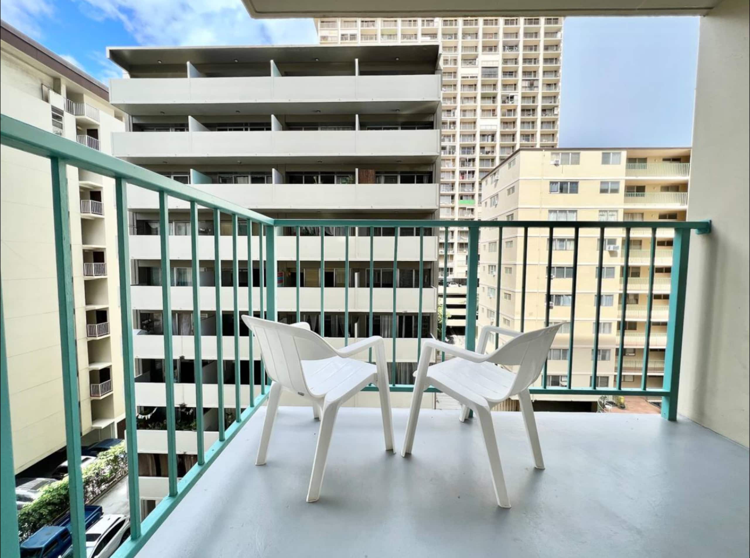 Condo in Honolulu · ★4.76 · Studio · 2 beds · 1 bath - Image 16