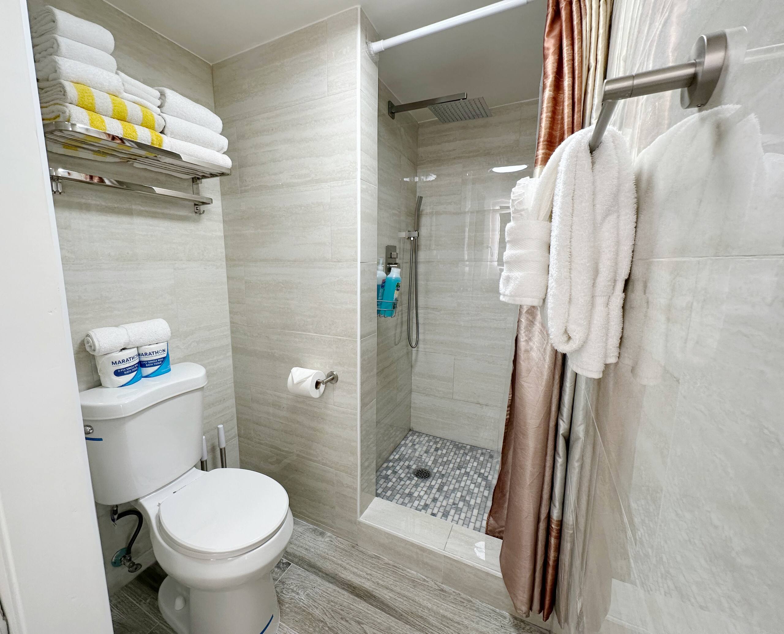 Condo in Honolulu · ★4.76 · Studio · 2 beds · 1 bath - Image 13