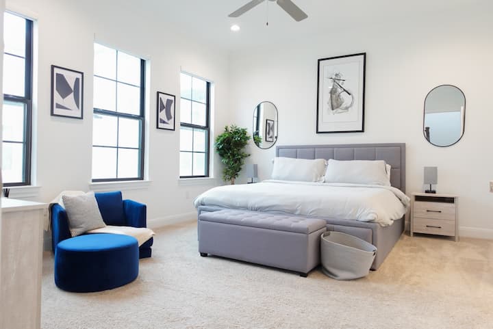 Ruime hoofdslaapkamer met een kingsize bed gelegen op de tweede verdieping. 