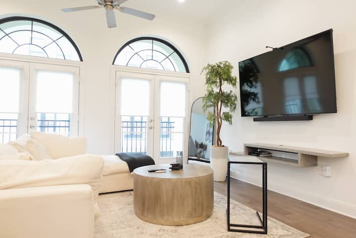 Ruime woonkamer met 75inch Sony TV. 