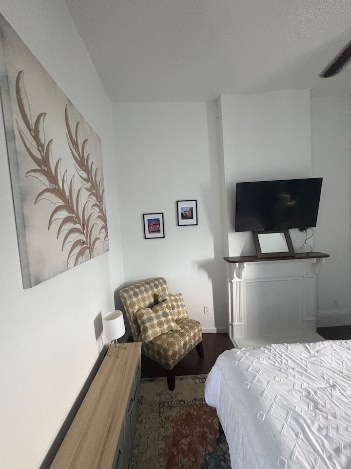 «Segundo dormitorio lleno de luz, perfecto para familias o compañeros de viaje».
Relájate con comodidad y disfruta de tu refugio privado dentro del alojamiento.