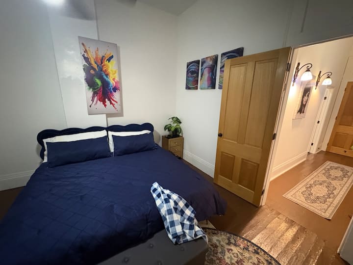 «Acogedora habitación con cama tamaño king, ropa de cama lujosa y tonos relajantes».
Descanse con sábanas suaves, amplio espacio de almacenamiento y una noche de sueño tranquilo después de un día en la ciudad.
