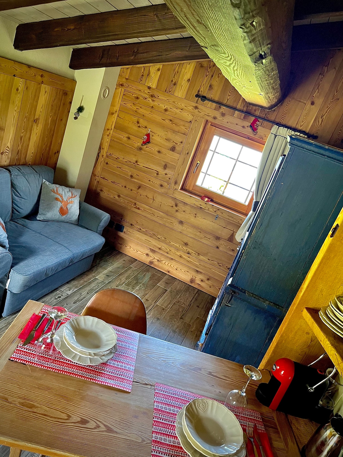 Popular Airbnb listing: AlpineDreamHouse - romantic view: lake & MontBlanc in Gressan