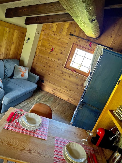 Annuncio Airbnb popolare: AlpineDreamHouse - romantic view: lake & MontBlanc a Gressan