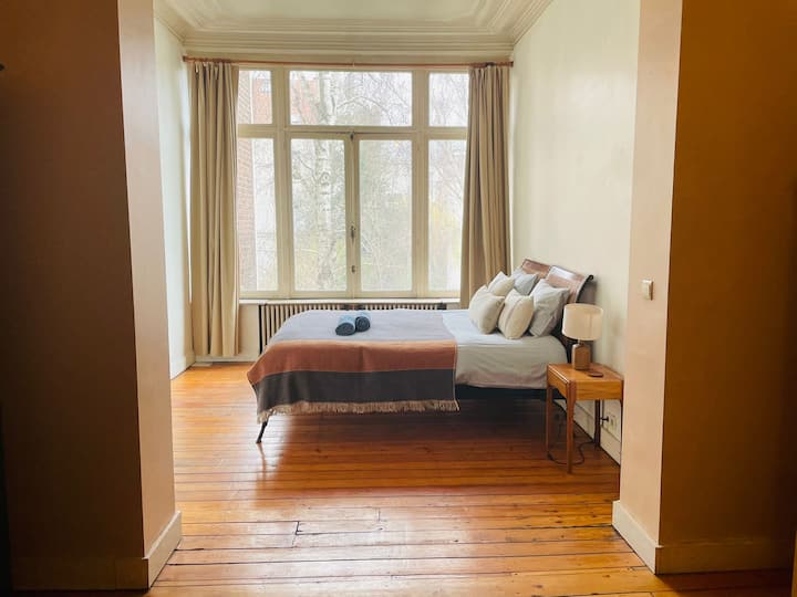 Dhoma e gjumit numër 1, ka një banjë brenda.