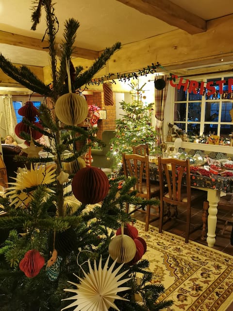 Popular Airbnb listing: Quirky Cottage: hot tub, cold pool, cat, chickens! in North Warwickshire