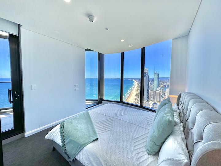 Спална соба 1 - основна спална соба со брачен кревет (широк 180 - 200 см)