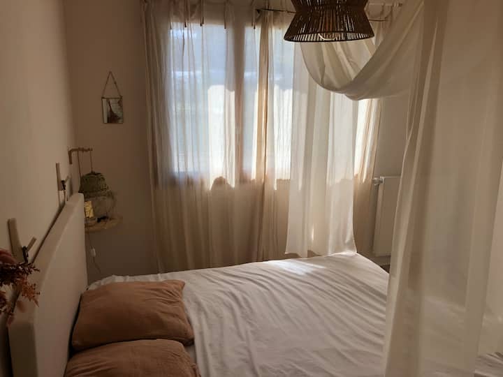 חדר מואר עם מיטת קווין סייז, 2 חלונות, נוף לתעלה וסטאד דה פראנס 